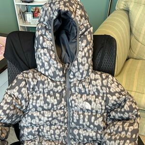 The North Face Girls size Medium 10-12 Reversible Gray &White Puffer Jacket